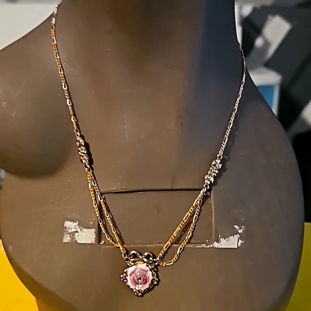 Lovely Vintage Gold-tone Pink Porcelain Rose Pendant Necklace by Avon - Picture 6 of 9